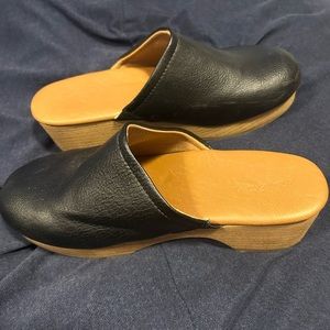 Women’s 7.5 Universal Threads Shoes